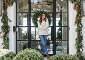 20 of the Finest Outside Christmas Ornament Concepts for the Holidays