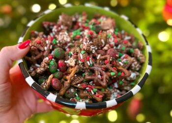Christmas Crunch Snack Combine | Dwelling in Yellow