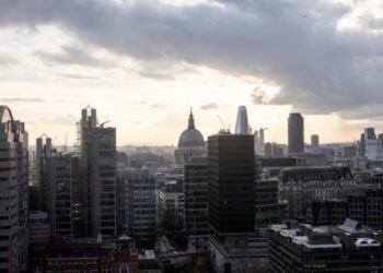 London lawyer hiring frenzy hits report as pay wars rage