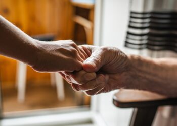 Individuals who volunteer enhance their coronary heart and mind well being, analysis finds : Photographs