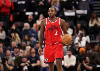 Clippers get Kawhi Leonard again, crush Hawks