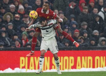 Fernandes calls for extra from Man United after draw at Liverpool