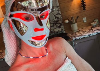 My Evaluation of the Dr. Dennis Gross LED Masks That Smooths Superb Strains and Clears Pores and skin | Wit & Delight