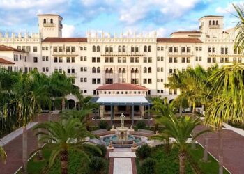 Guided Strolling Excursions Discover Boca Raton’s Historical past