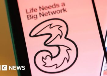 Three investigates 999 calls not getting by throughout outage