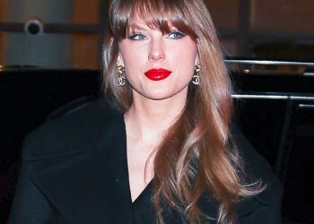 Taylor Swift Makes First Look in Weeks Throughout Household Dinner