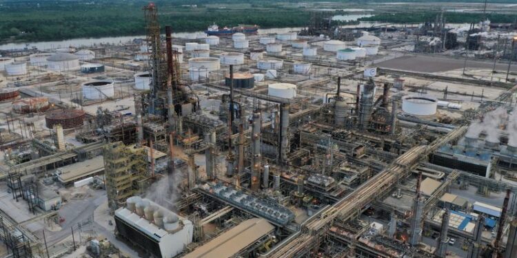 Evaluation-Trump’s oil tariffs a lift for European and Asian refiners