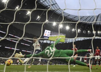 Tottenham beats Man United in battle of Premier League strugglers