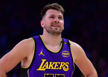 Luka Doncic replicates Larry Chook feat from 1982