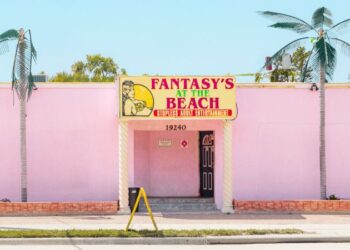A French photographer provides an sudden view of america by means of its many strip golf equipment