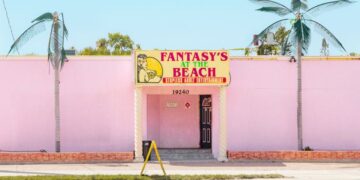 A French photographer provides an sudden view of america by means of its many strip golf equipment