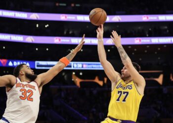 Lakers outlast Knicks in OT for eighth straight win