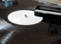 The best way to Clear Vinyl Data (2025): Vacuums, Answer, Wipes
