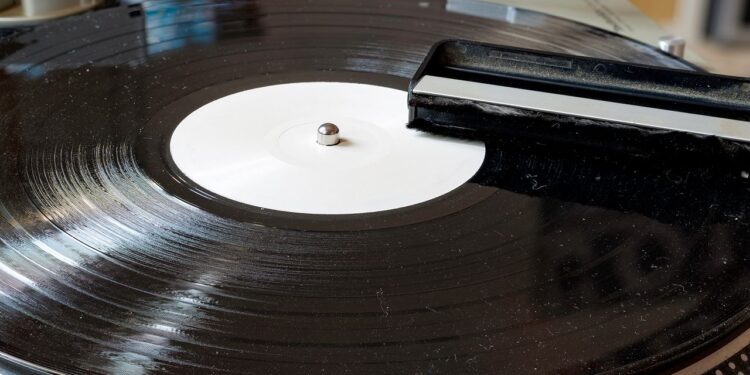 The best way to Clear Vinyl Data (2025): Vacuums, Answer, Wipes