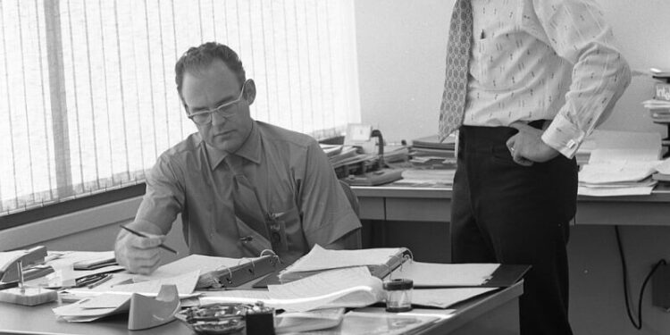 Gordon Moore and Robert Noyce left which firm to discovered Intel?