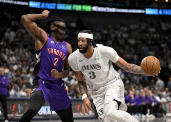 Anthony Davis’s slim quadruple-double miss in Mavericks’ massive win has followers wishing for extra minutes