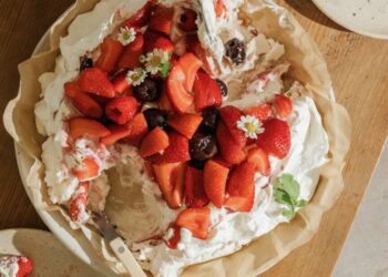 Strawberries Cream Pavlova: A Summer season Delight
