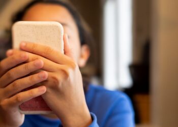 Display dependancy and suicidal behaviors are linked for teenagers, a research exhibits : Photographs