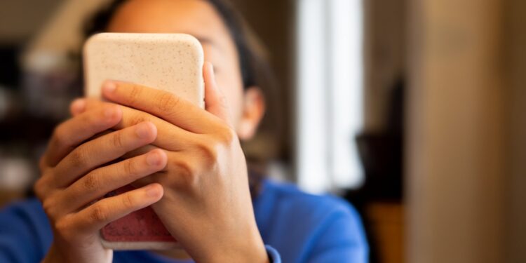 Display dependancy and suicidal behaviors are linked for teenagers, a research exhibits : Photographs