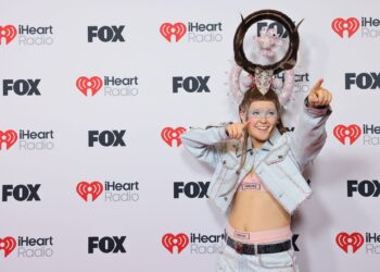 “The auto tune is auto tuning” — Netizens react to JoJo Siwa previewing her cowl of ‘Bette Davis Eyes’