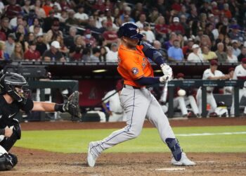 Streaking Astros open sequence towards stumbling A’s