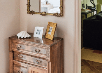 7 Thrift and Vintage Procuring Tricks to Assist You Discover Objects You Love | Wit & Delight