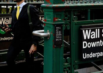 How banks from Goldman to JPMorgan are defending towards personal fairness poaching of junior bankers