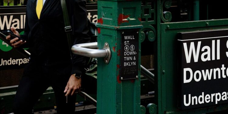 How banks from Goldman to JPMorgan are defending towards personal fairness poaching of junior bankers