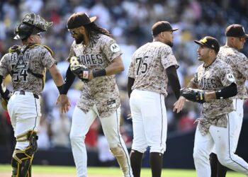 Padres look to remain sizzling in opener vs. Diamondbacks