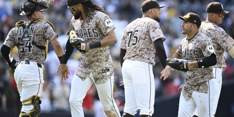 Padres look to remain sizzling in opener vs. Diamondbacks