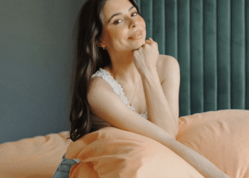 Meet ‘Excellent Peach’—The Shade That Reworked My Bed room and My Sleep