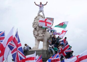 London far-right rally attracts over 100,000 with clashes breaking out : NPR