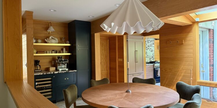 Why a Spherical Eating Desk and Pops of Inexperienced Had been Precisely What Our Kitchen Wanted | Wit & Delight