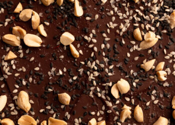 Methods to Make Puffed Quinoa Chocolate Bark (2 Scrumptious Methods)