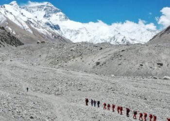 Snowstorm traps tons of of hikers on Mount Everest throughout China’s nationwide vacation : NPR
