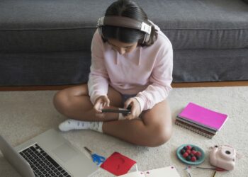 Social media use linked to decrease studying, reminiscence scores in preteens : Photographs