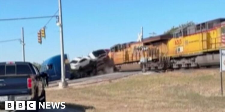 Second prepare collides with lorry carrying automobiles in Texas